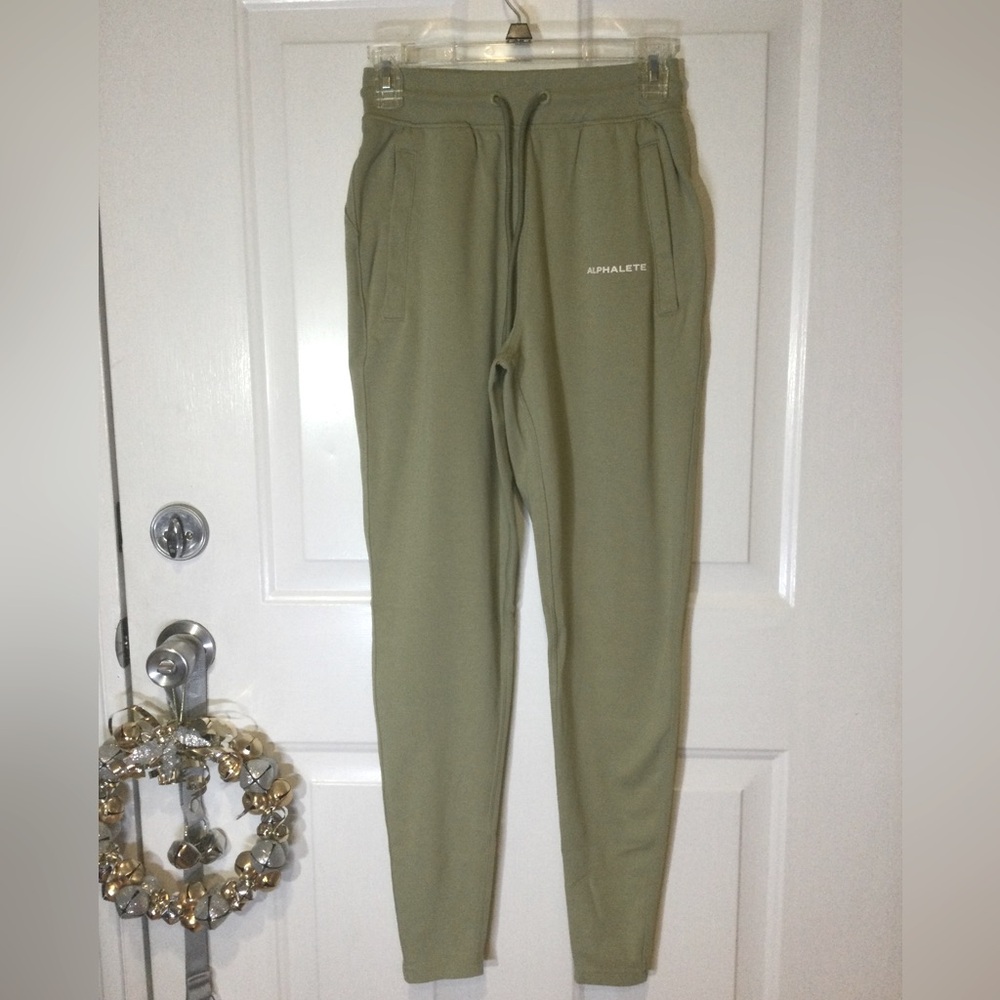 ALPHALETE Women’s Essential Core Jogger
Size Small
